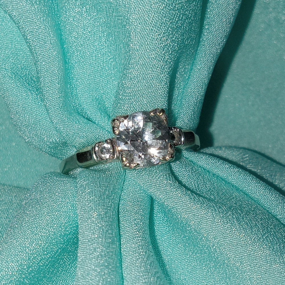 Elegant 14kt White Gold Women's Ring